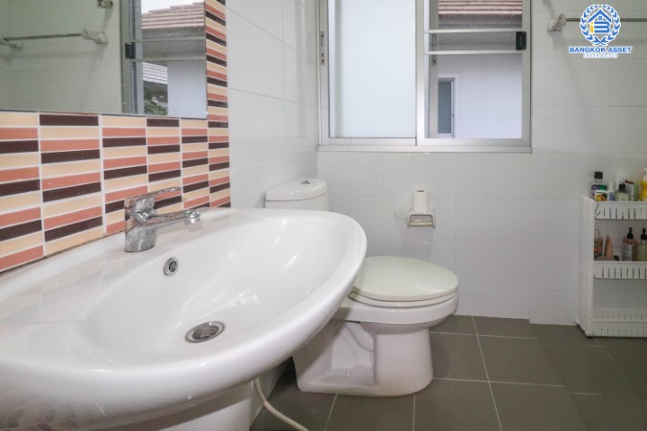 *****บ้านมือเดี่ยวมือสองย่านนนทบุรี ม.วิลล่าการ์เด้น3 บางกรวย-ไทรน้อย หลังมุม เนื้อที่ 66.7 ตร.ว. ฟังก์ชัน 3 ห้องนอน 3 ห้องน้ำ จอดรถได้ 2 คัน บรรยากาศเป็นส่วนตัว หน้าบ้านไม่ชนใคร บนทำเลศักยภาพ ใกล้เซ็นทรัลเวสต์เกต เชื่อมต่อหลายเส้นทาง ถ.รัตนาธิเบศร์, ถ.กาญจนาภิเษก และราชพฤกษ์ และรถไฟฟ้า "สถานีบางพลู"